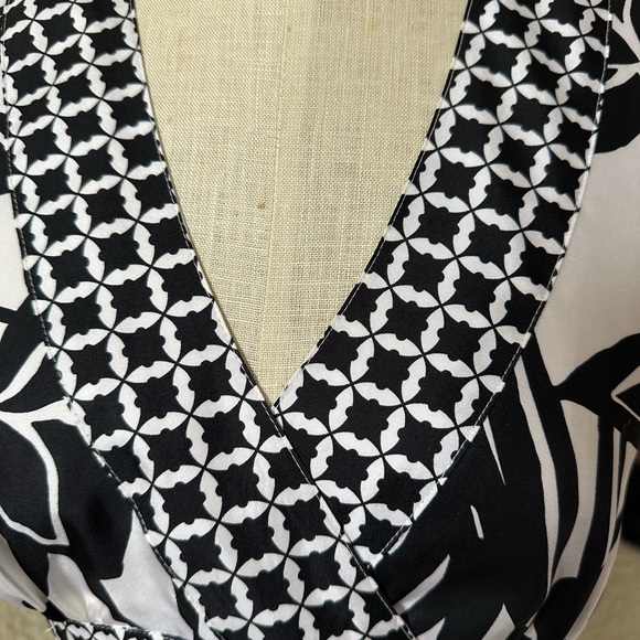 White House Black Market 100% Silk Blouse With Cap sleeves Black and White MED - Picture 3 of 9